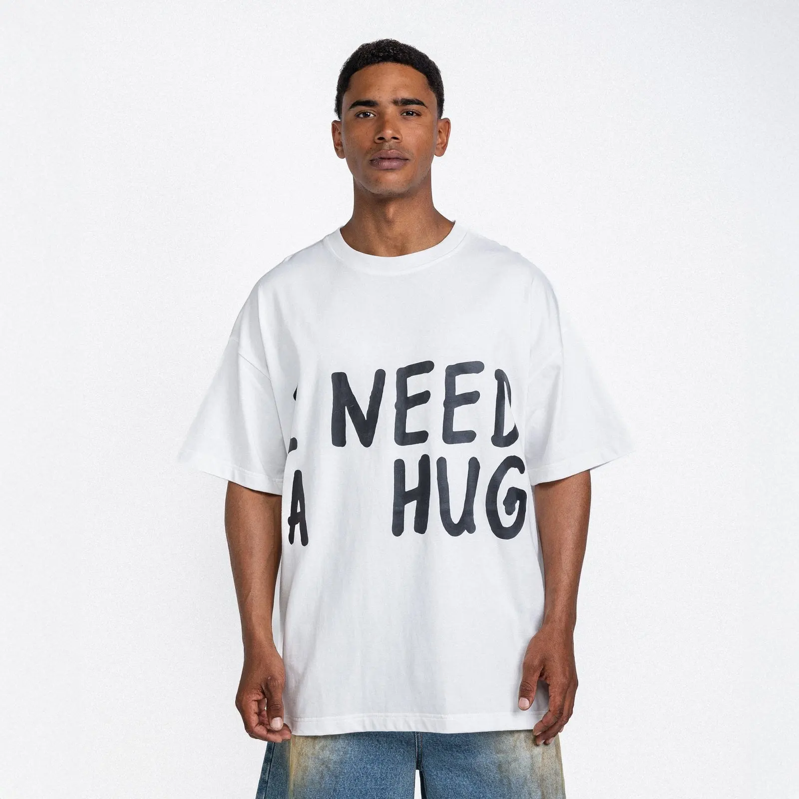 Model draagt de set I Need a Hug, wit met denim
