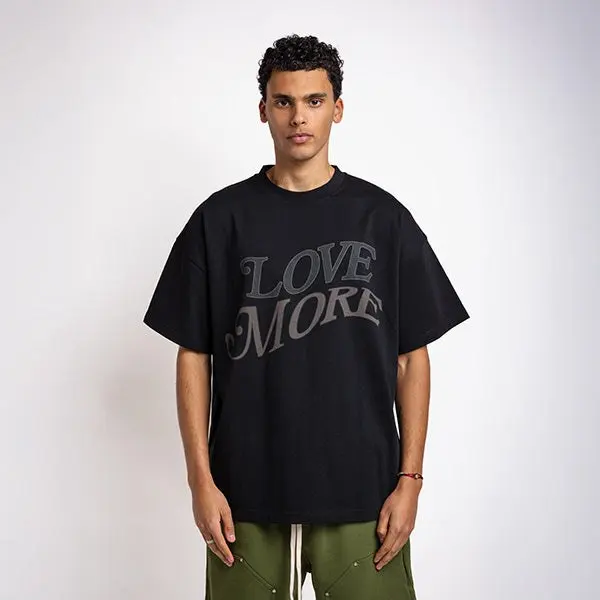 Model draagt de set Love More, zwart op army