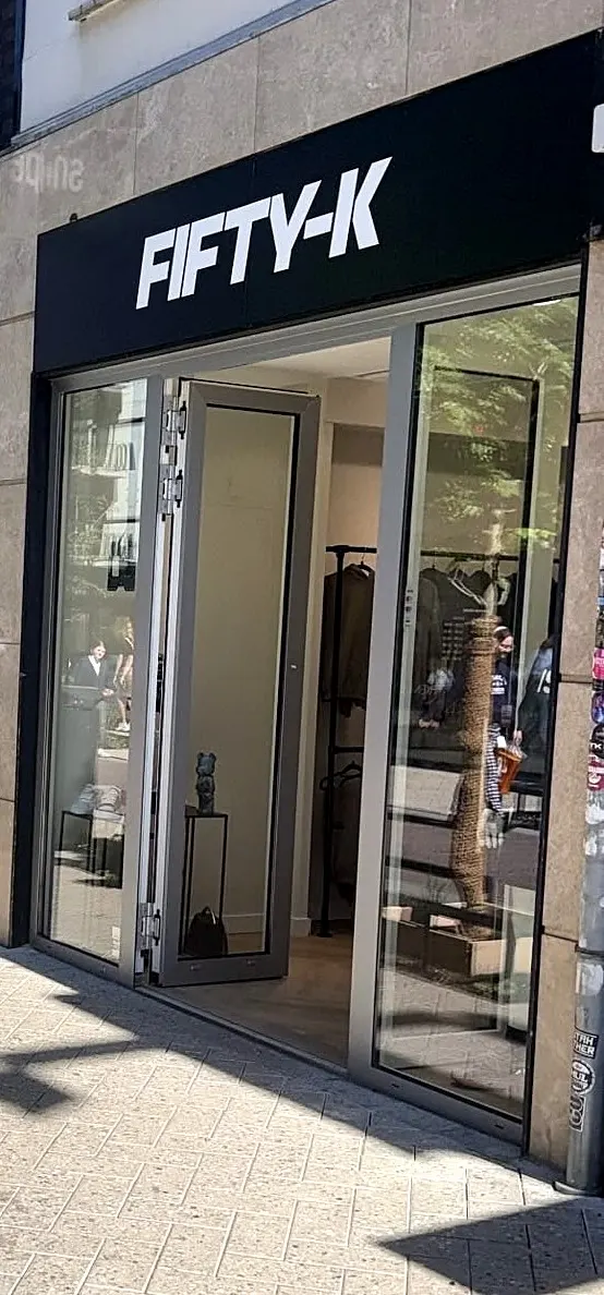 De winkel van FIFTY-K aan de Rechtestraat 9 in Eindhoven, met het logo boven de open deuren