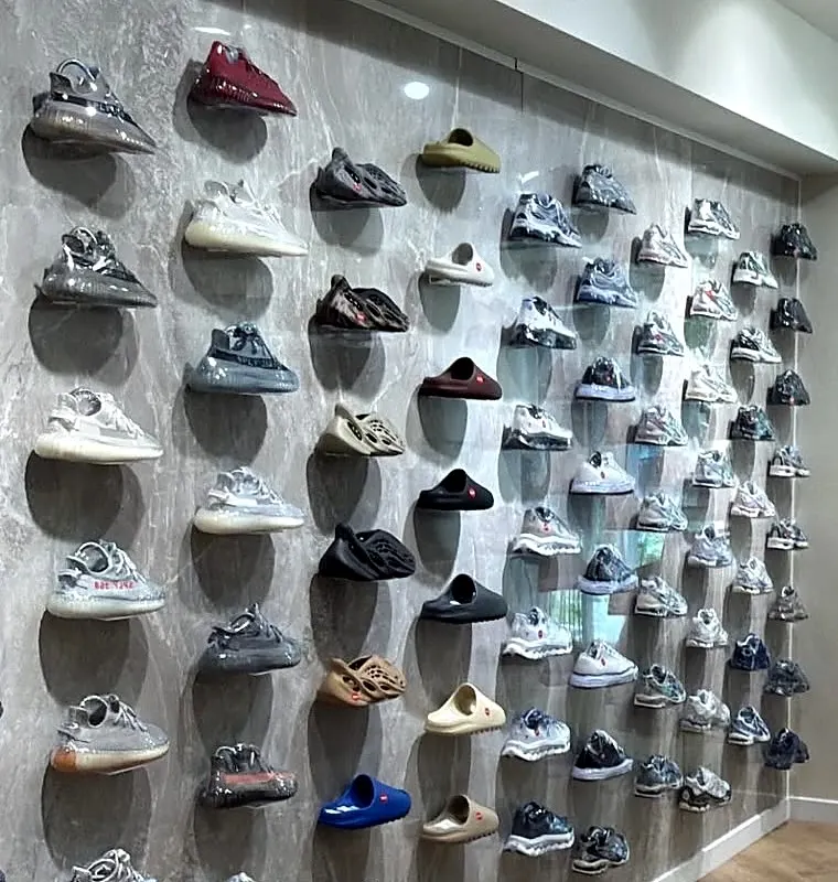 Sneakers en slides op de wand in de winkel